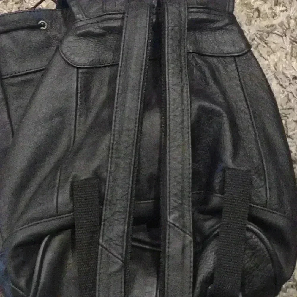 Black leather backpack 2 zippered pockets outside 1 inside 100%‎ leather medium